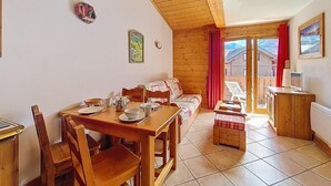 Living area - 100m from ski slopes, 3rd floor, swimming pool, balcony, tv, ski locker, 35m², Les Menuires (Les Menuires)
