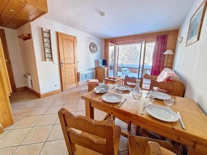 Dining - 100m from ski slopes, Ground floor, swimming pool, terrace, tv, ski locker, 31m², Les Menuires (Les Menuires)