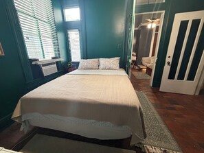 1 bedroom, bed sheets - Cozy Hideaway center of downtown, short walk to Beach, restaurants, and casinos. (Biloxi)