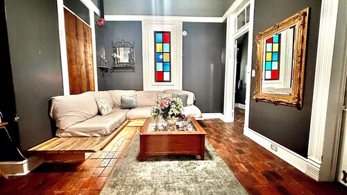 Cozy Hideaway center of downtown, short walk to Beach, restaurants, and casinos.