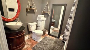 Serviettes fournies, papier toilette