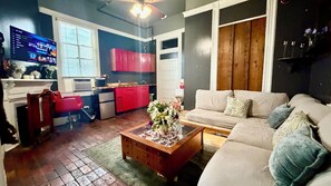 TV - Cozy Hideaway center of downtown, short walk to Beach, restaurants, and casinos. (Biloxi)