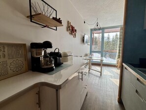Wasserkocher mit Kaffee-/Teezubehör, Kühlschrank, Mikrowelle