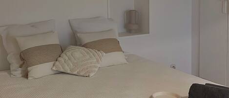 4 bedrooms, travel cot, WiFi, bed sheets