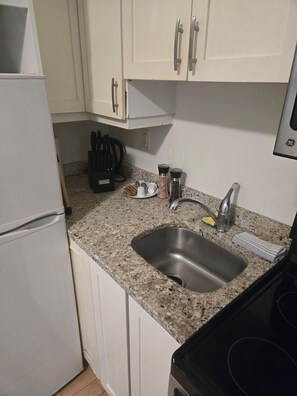 Refrigerador, microondas, horno y parrilla de estufa 