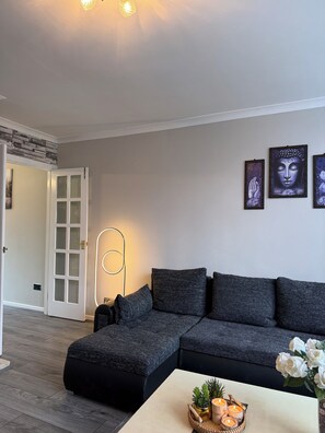Smart TV - Elegant 3 BR | Family Contractor Stays | HS2 NEC Bham Apt | Discounts offered (Shirley)
