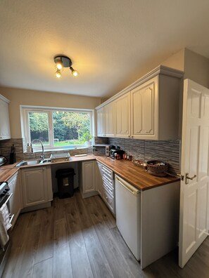 Private kitchen - Family & Contractor | Sleep7 |Airport | NEC | BHM (Shirley)