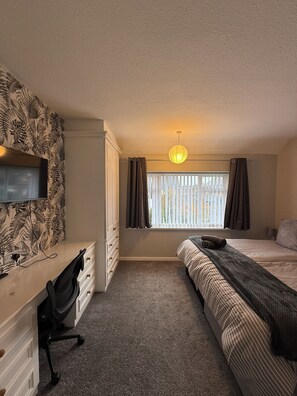 Room - Family & Contractor | Sleep7 |Airport | NEC | BHM (Shirley)