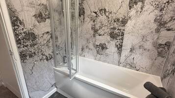 SĂšche-cheveux, serviettes fournies, savon, papier toilette