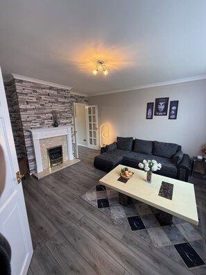 Smart TV - Elegant 3 BR | Family Contractor Stays | HS2 NEC Bham Apt | Discounts offered (Shirley)