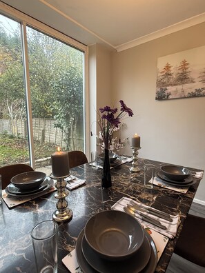 Dining - Elegant 3 BR | Family Contractor Stays | HS2 NEC Bham Apt | Discounts offered (Shirley)