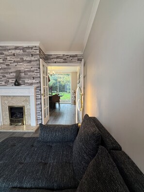 Smart TV - Elegant 3 BR | Family Contractor Stays | HS2 NEC Bham Apt | Discounts offered (Shirley)