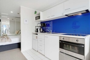 Frigorífico, microondas, placa de cocina y lavavajillas