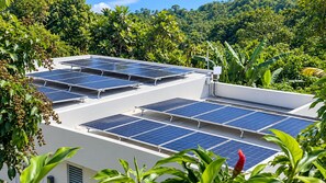 Un toit équipé de plusieurs panneaux solaires.