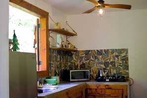 Refrigerador, microondas, parrilla de estufa y cafetera y tetera 