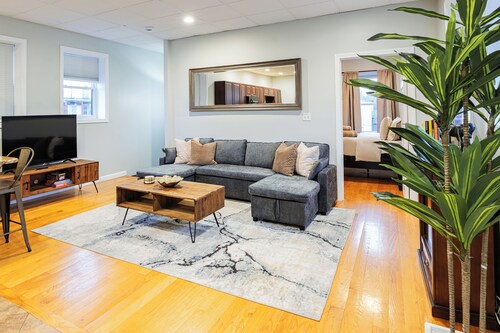 Boston Getaway, Close to Airport with Parking