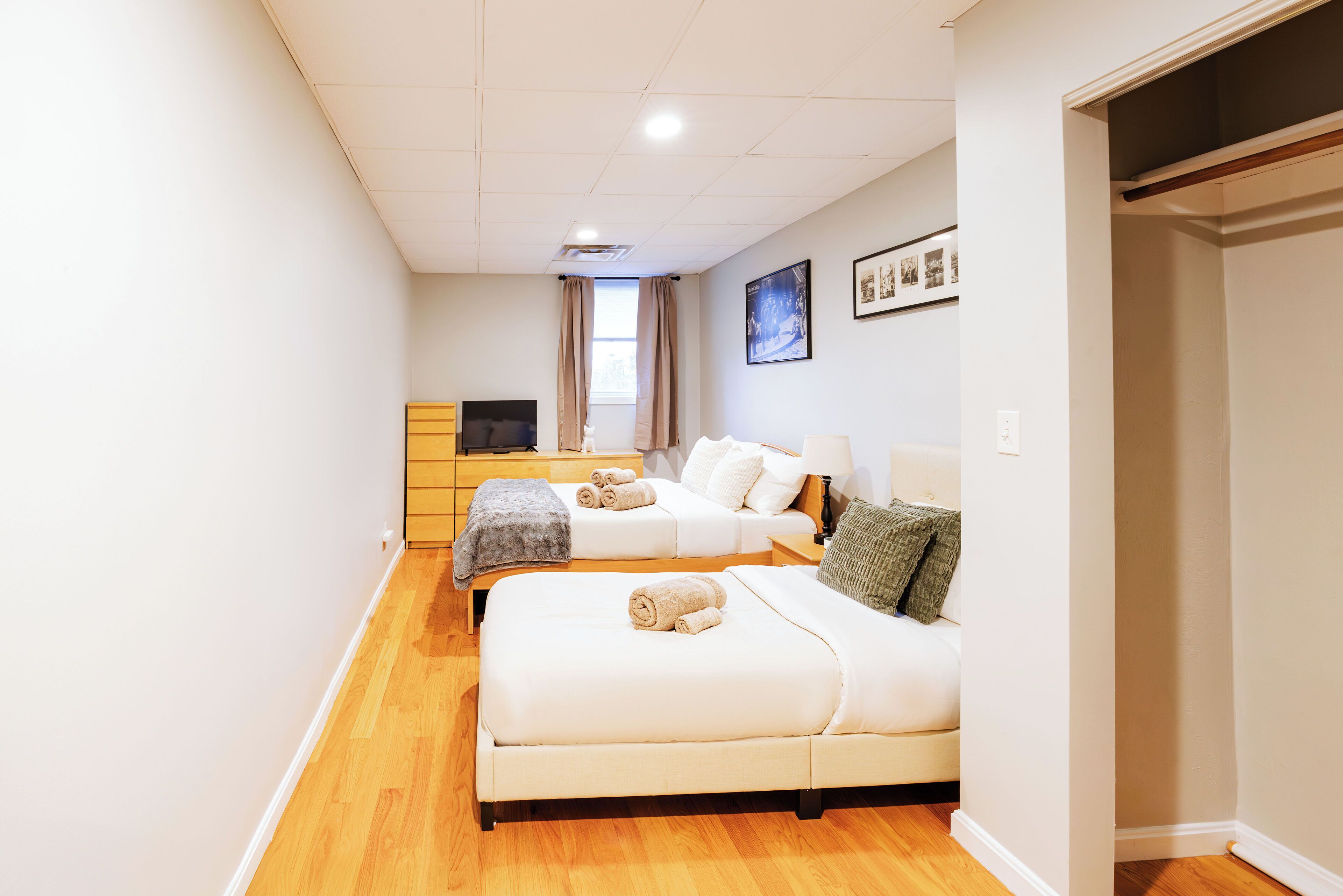 3 多间卧室、熨斗/熨衣板、上网接入、床单