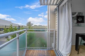 Interior - 1A Great Apt 2 BR Garage Parking 1 Stop on Train to Eden Park (Grafton)