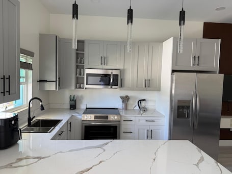 Private kitchen. One bedroom apartment - WiFi, in awesome West Bay