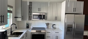 One bedroom apartment - WiFi, in awesome West Bay