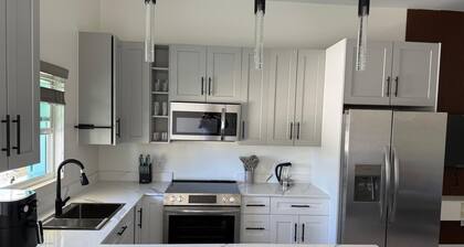 One bedroom apartment - WiFi, in awesome West Bay