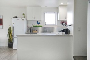 Fridge, microwave, oven, stovetop - 1AB/17 Rare Find Sleeps 8! - 4 BR 2 BA Family Townhouse Grafton (Grafton)