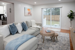 Smart TV, stereo - 3-bedroom house in serene Yarmouth with cool AC breeze (Yarmouth)