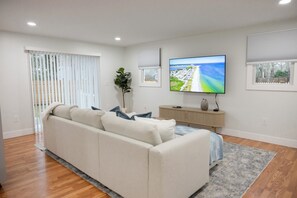 Smart TV, stereo - 3-bedroom house in serene Yarmouth with cool AC breeze (Yarmouth)