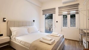 Una camera da letto con un letto, comodini, un armadio e una finestra con persiane.