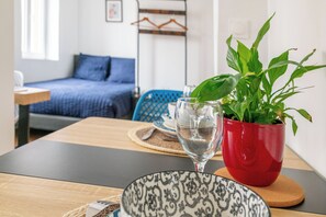1 habitación, tabla de planchar con plancha, internet y ropa de cama 