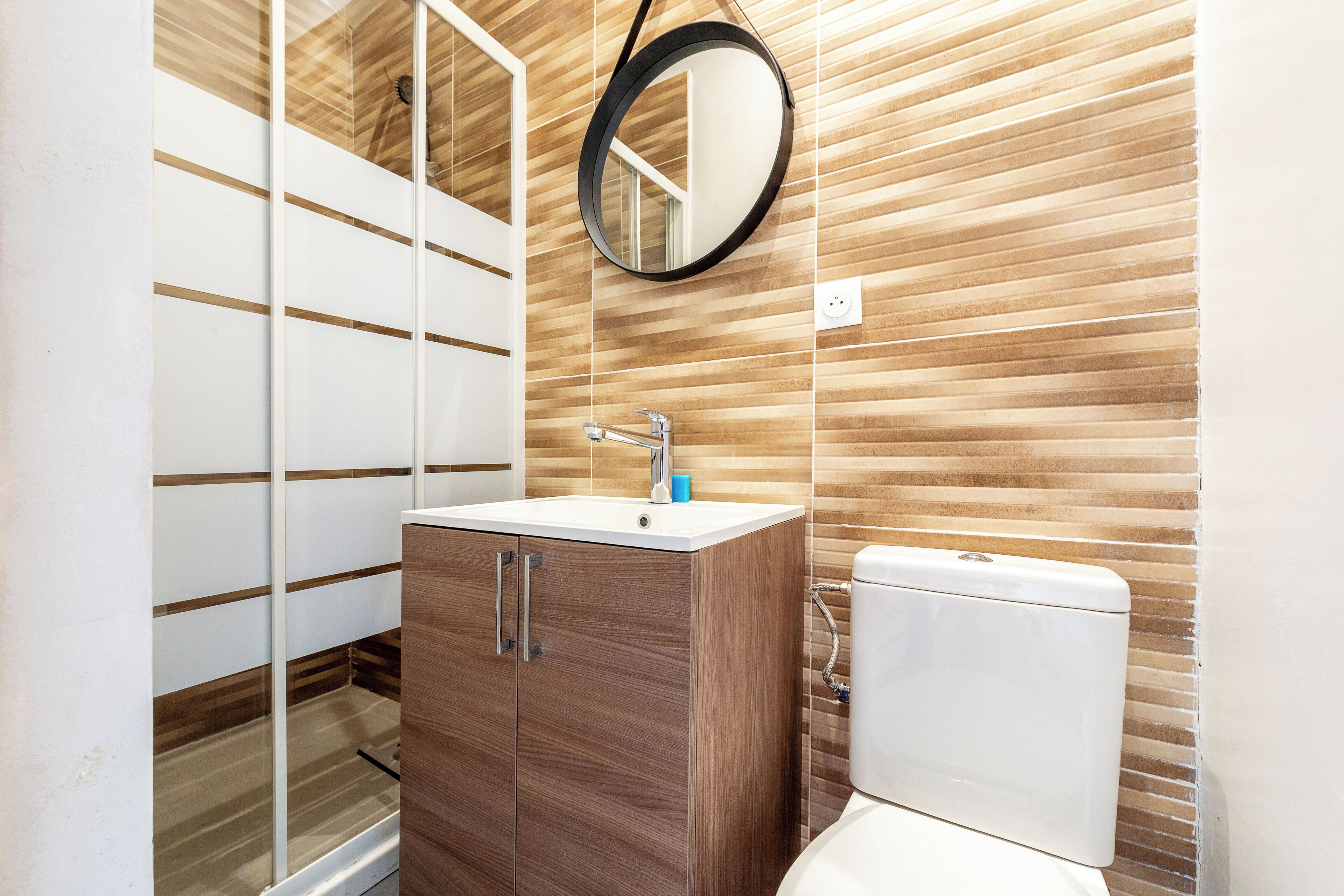 Een douche, een haardroger, handdoeken, zeep