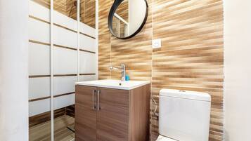 Een douche, een haardroger, handdoeken, zeep