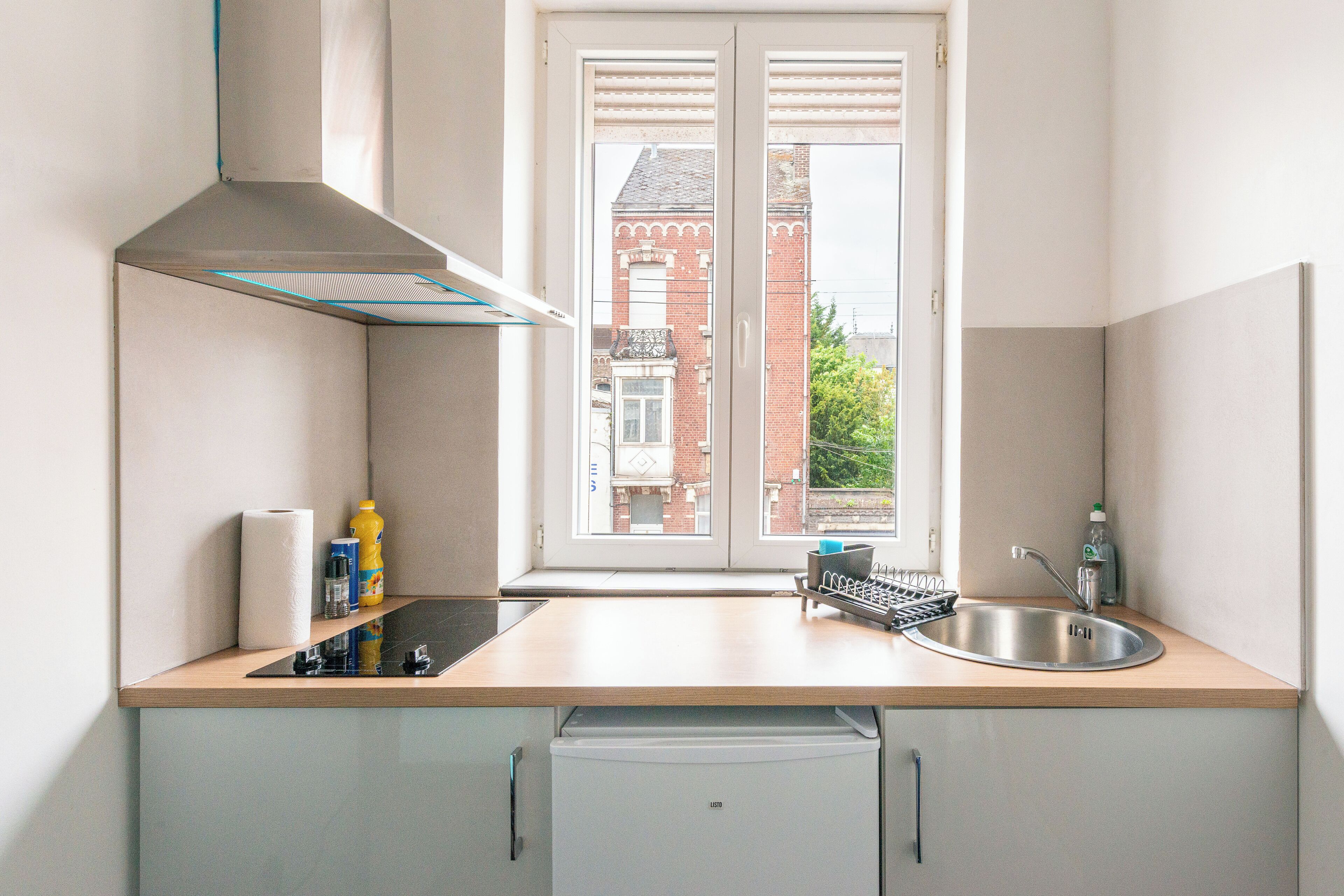 Een microgolfoven, een kookplaat