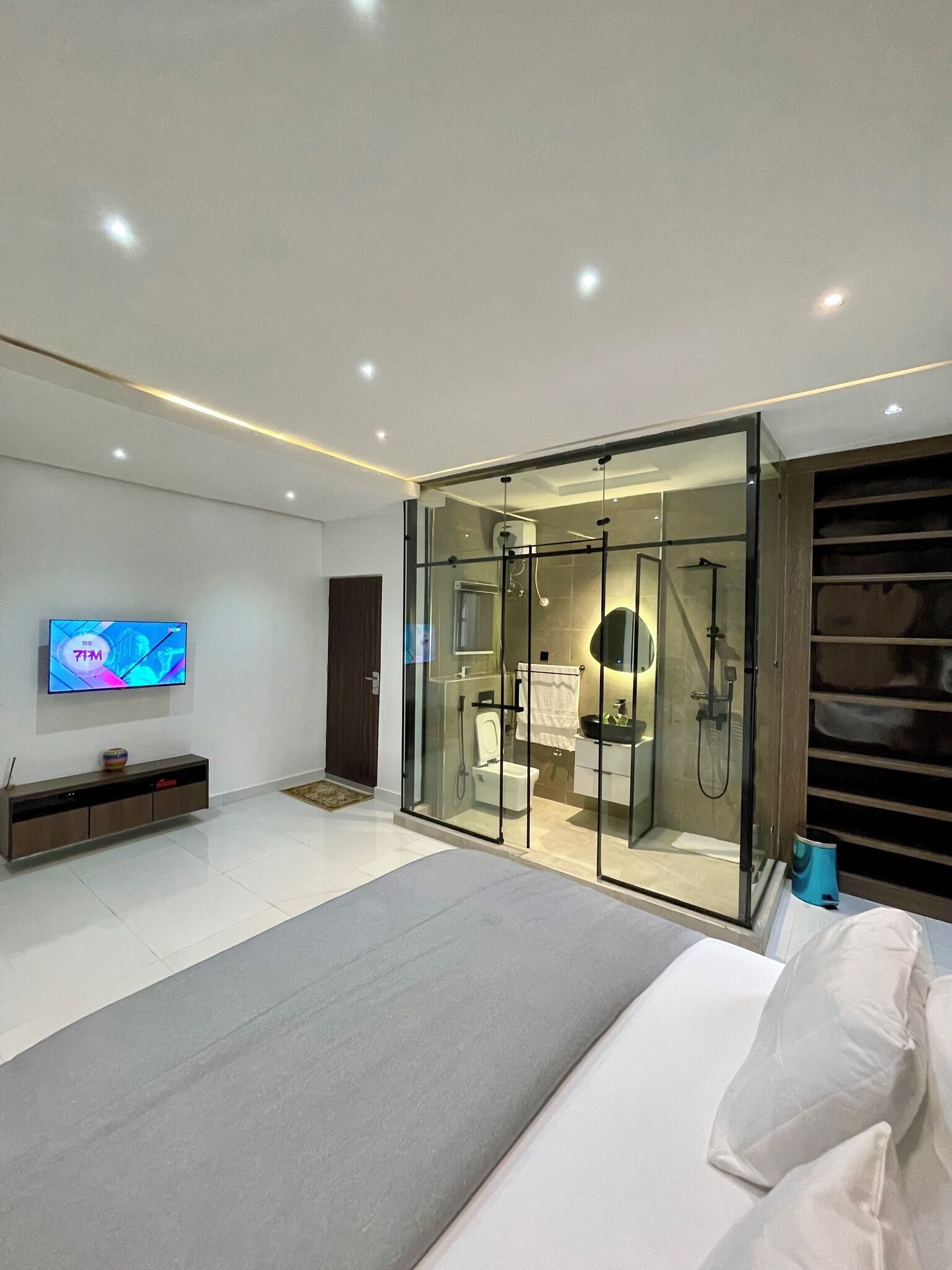 Quarto econômico, sacada, vista para a cidade | Escrivaninha, espaço de trabalho para notebook, cortinas blackout