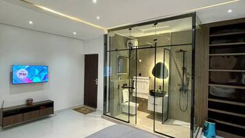 Quarto econômico, sacada, vista para a cidade | Escrivaninha, espaço de trabalho para notebook, cortinas blackout