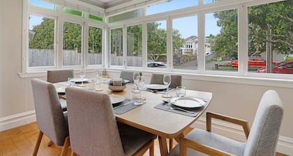 4 Carpark 50 metre walk to Eden Park 3BR 2BA