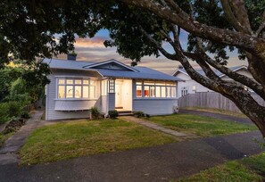 Exterior - 4 Carpark 50 metre walk to Eden Park 3BR 2BA (Mount Eden)