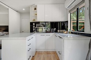 Microwave, coffee/tea maker, electric kettle, cookware/dishes/utensils - The Studio Modern Charm Peaceful Garden Surrounds (Greenhithe)