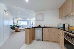 Fridge, microwave, oven, stovetop - The Spencer on Byron, Central Takapuna Hot Tub & Gym (Takapuna)