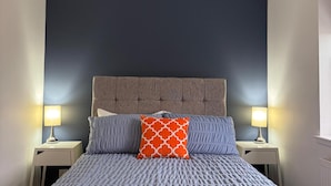 A bed with a tufted headboard, two bedside lamps, and a patterned pillow. - Apartment - Sleeps4 - Glasgowairport 10 Mins Drive (Renfrew)