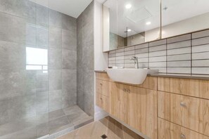 Shower, hair dryer, towels, soap - THE-SPENCER-ON-BYRON 9th Floor (Takapuna)