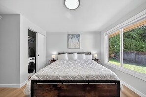 Een strijkplank/strijkijzer, wifi, beddengoed