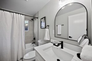 Hårføner, håndklær, såpe og toalettpapir