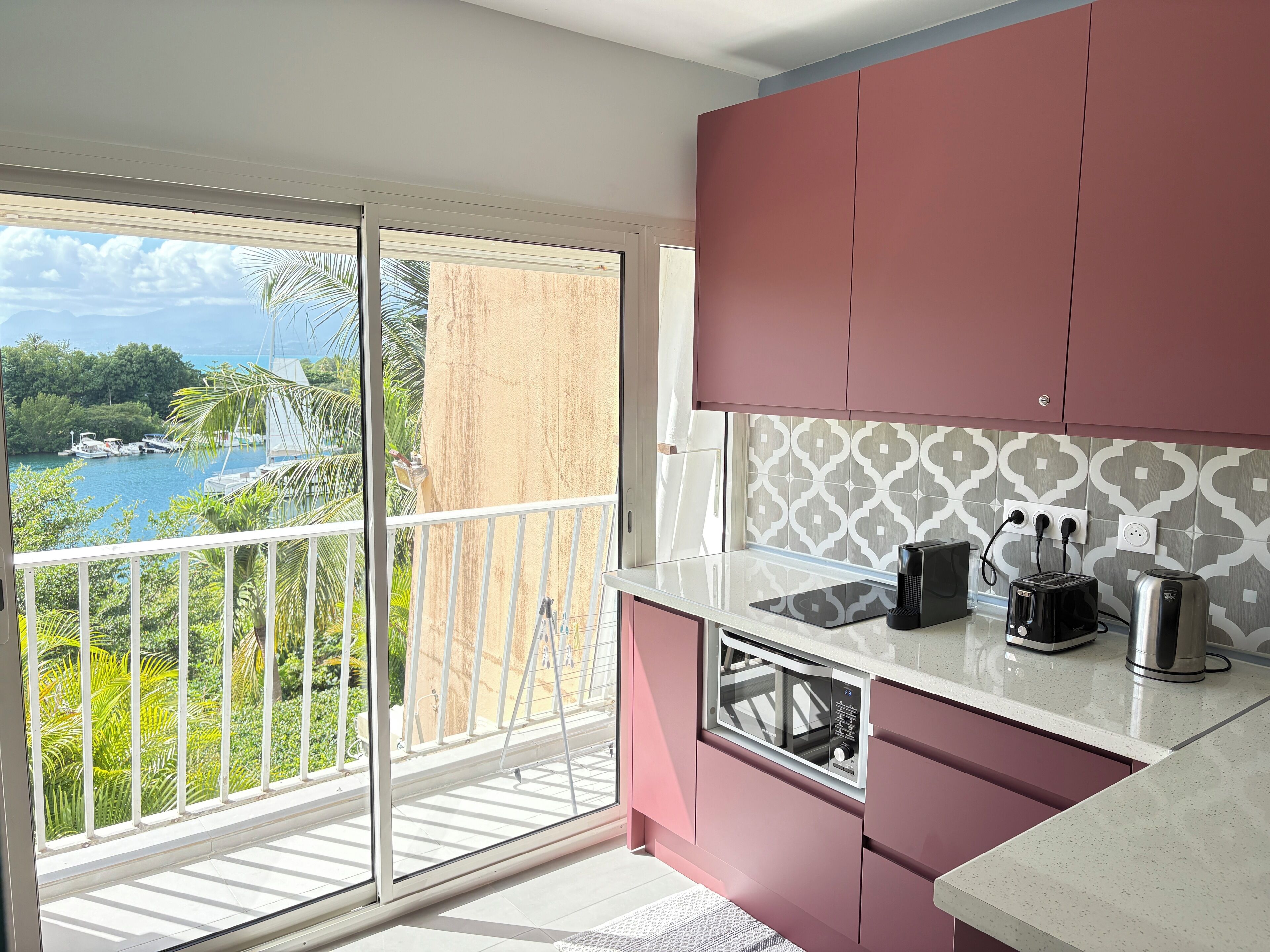 Jääkaappi, mikroaaltouuni, uuni, liesi