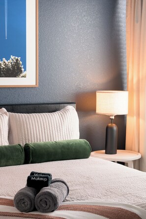 5 Schlafzimmer, Schreibtisch, Bügeleisen/Bügelbrett, Reisekinderbett