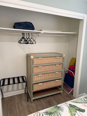 Escritorio, tabla de planchar con plancha, wifi y ropa de cama 