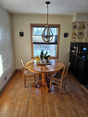 Dining - Perfect 2-bedroom house for EAA 2026 in Omro's quiet setting. (Omro)