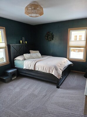 2 bedrooms, iron/ironing board, WiFi - Perfect 2-bedroom house for EAA 2026 in Omro's quiet setting. (Omro)