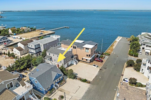 2 homes from bay and 5 minute way to a guarded beach