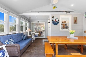 Interior - EZ WALK 2 BEACH & EATS 2 OFF BAY BIKES BADGES FIREPIT GAME ROOM TOWELS & LINENS! (Surf City)